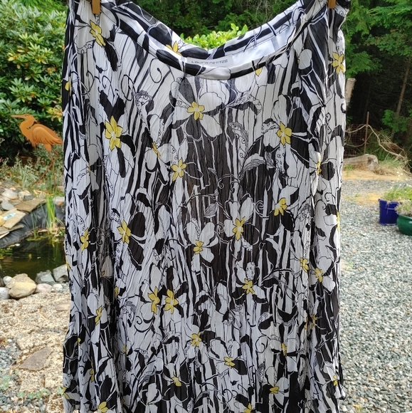 Flirty Floral Skirt - Picture 2 of 8